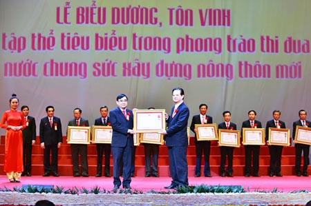 Thủ tướng Nguyễn Tấn Dũng trao Huân chương Lao động hạng Nhất cho 13 địa phương.